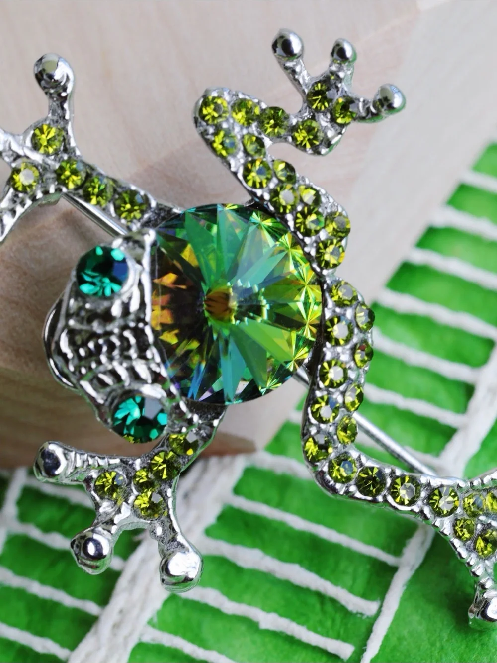 Silver Tone Whimsical Green Faceted Iridescent Gemstone Tree Frog Brooch NWOT